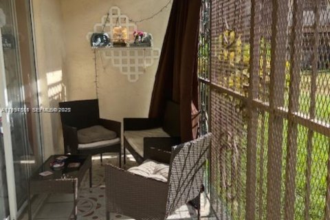 Condo in Hialeah Gardens, Florida, 2 bedrooms  № 1992833 - photo 13