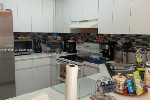 Condo in Hialeah Gardens, Florida, 2 bedrooms  № 1992833 - photo 5