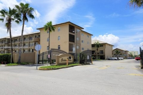 Condo in Hialeah Gardens, Florida, 2 bedrooms  № 1992833 - photo 1