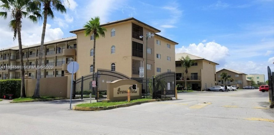 Condo in Hialeah Gardens, Florida, 2 bedrooms  № 1992833