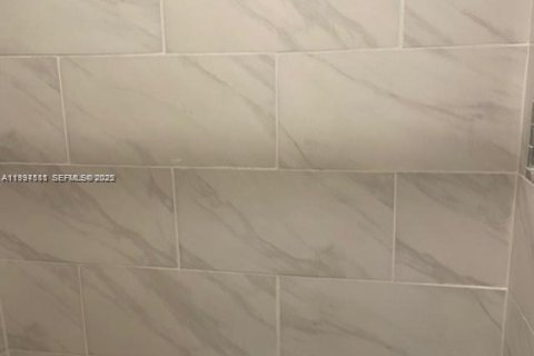 Condo in Hialeah Gardens, Florida, 2 bedrooms  № 1992833 - photo 11