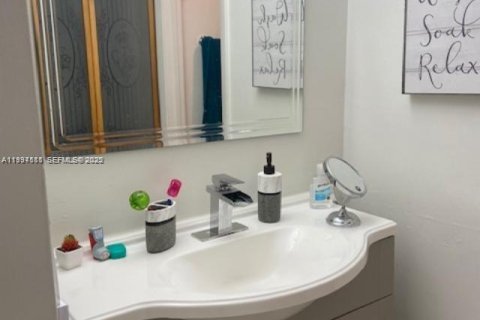 Condo in Hialeah Gardens, Florida, 2 bedrooms  № 1992833 - photo 10