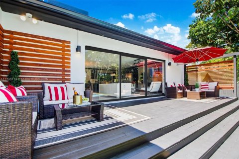 Casa en venta en Miami, Florida, 6 dormitorios, 225.85 m2 № 1860297 - foto 7