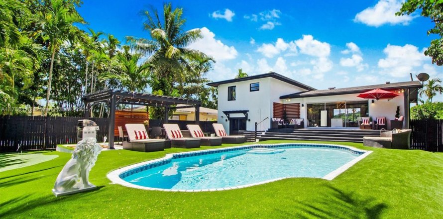 Casa en Miami, Florida 6 dormitorios, 225.85 m2 № 1860297