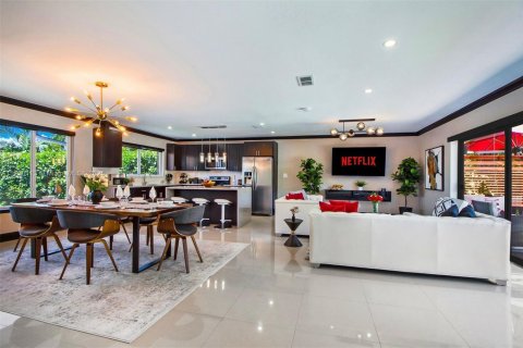 Casa en venta en Miami, Florida, 6 dormitorios, 225.85 m2 № 1860297 - foto 28