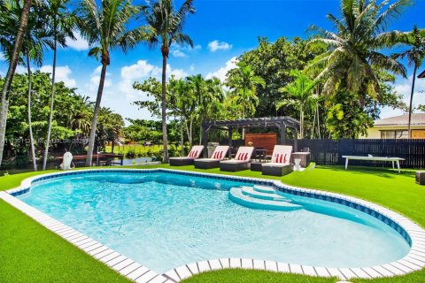 Casa en venta en Miami, Florida, 6 dormitorios, 225.85 m2 № 1860297 - foto 5