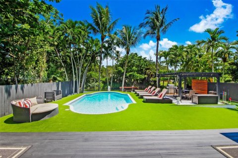 Casa en venta en Miami, Florida, 6 dormitorios, 225.85 m2 № 1860297 - foto 9