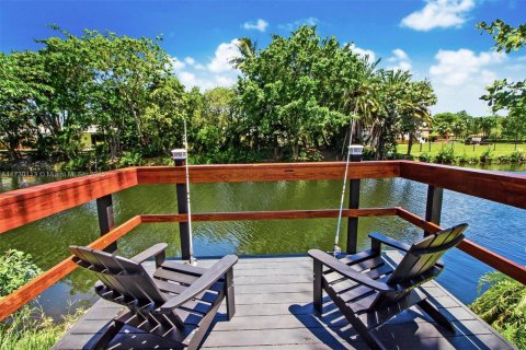 Casa en venta en Miami, Florida, 6 dormitorios, 225.85 m2 № 1860297 - foto 23
