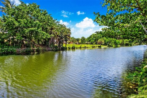 Casa en venta en Miami, Florida, 6 dormitorios, 225.85 m2 № 1860297 - foto 24