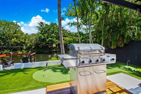 Casa en venta en Miami, Florida, 6 dormitorios, 225.85 m2 № 1860297 - foto 19