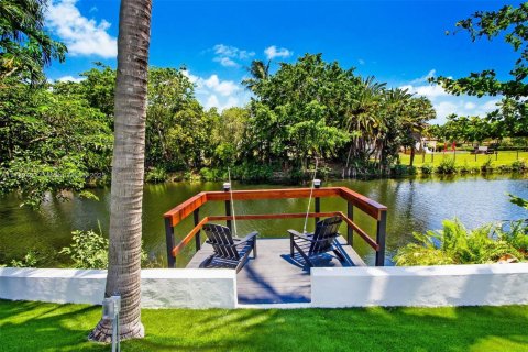 Casa en venta en Miami, Florida, 6 dormitorios, 225.85 m2 № 1860297 - foto 22