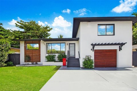 Casa en venta en Miami, Florida, 6 dormitorios, 225.85 m2 № 1860297 - foto 2