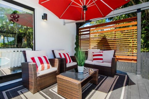 Casa en venta en Miami, Florida, 6 dormitorios, 225.85 m2 № 1860297 - foto 12