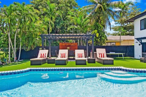 Casa en venta en Miami, Florida, 6 dormitorios, 225.85 m2 № 1860297 - foto 11