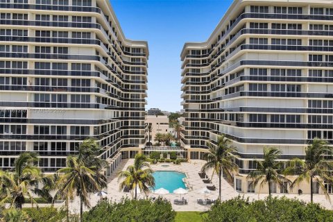 Condo in Surfside, Florida, 2 bedrooms  № 2024468 - photo 29