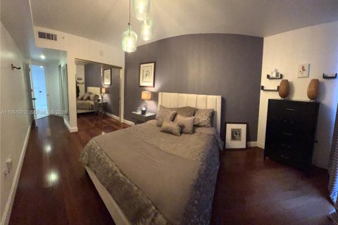 Condo in Surfside, Florida, 2 bedrooms  № 2024468 - photo 21