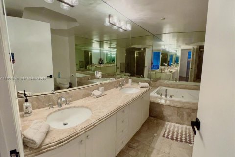 Condo in Surfside, Florida, 2 bedrooms  № 2024468 - photo 17