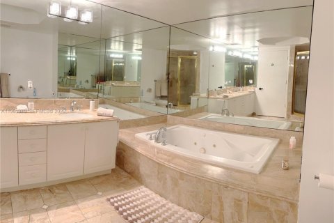 Condo in Surfside, Florida, 2 bedrooms  № 2024468 - photo 15