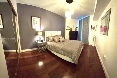 Condo in Surfside, Florida, 2 bedrooms  № 2024468 - photo 22