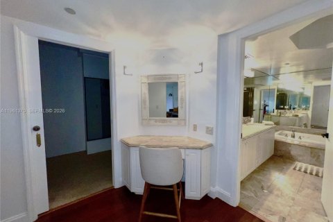 Condo in Surfside, Florida, 2 bedrooms  № 2024468 - photo 12