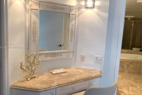 Condo in Surfside, Florida, 2 bedrooms  № 2024468 - photo 13