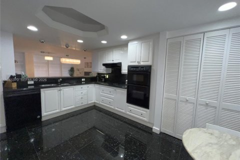 Condo in Surfside, Florida, 2 bedrooms  № 2024468 - photo 8