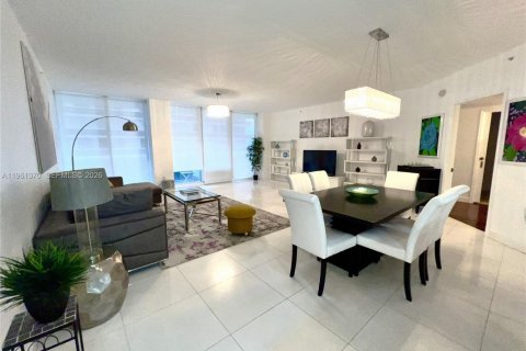 Condo in Surfside, Florida, 2 bedrooms  № 2024468 - photo 2