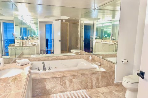 Condo in Surfside, Florida, 2 bedrooms  № 2024468 - photo 19