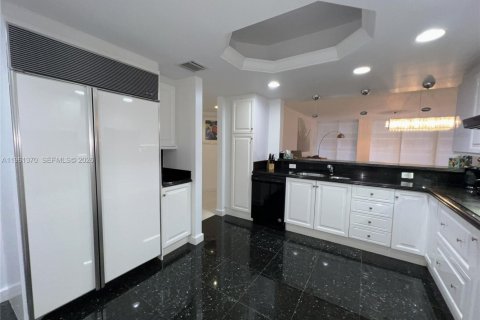 Condo in Surfside, Florida, 2 bedrooms  № 2024468 - photo 9