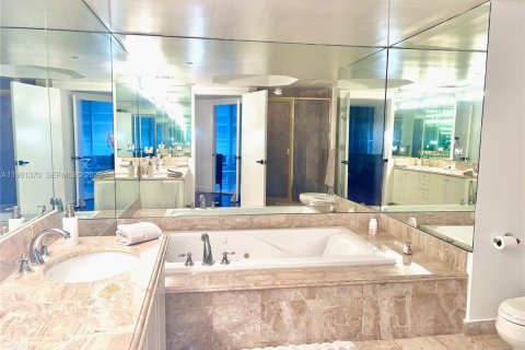 Condo in Surfside, Florida, 2 bedrooms  № 2024468 - photo 18