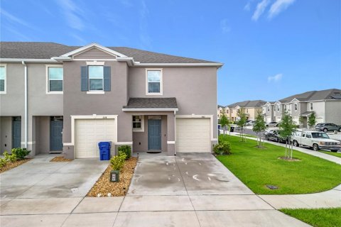 Townhouse in Howey-in-the-Hills, Florida 3 bedrooms, 162.39 sq.m. № 1689814 - photo 2