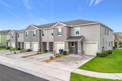 Townhouse in Howey-in-the-Hills, Florida 3 bedrooms, 162.39 sq.m. № 1689814 - photo 1