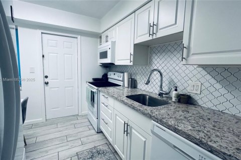 Снять в аренду кондоминиум в Бей-Харбор-Айлендс, Флорида 1 спальня, 88.26м2, № 1949866 - фото 8