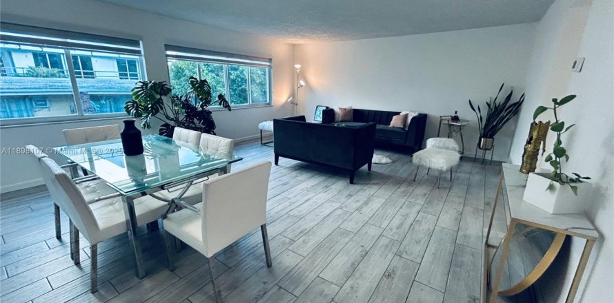 Кондоминиум с 1 спальней в Бей-Харбор-Айлендс, Флорида № 1949866