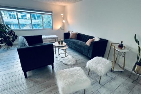 Снять в аренду кондоминиум в Бей-Харбор-Айлендс, Флорида 1 спальня, 88.26м2, № 1949866 - фото 3