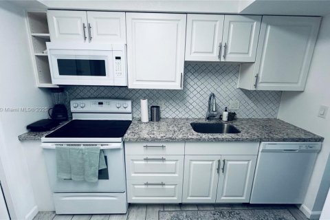 Снять в аренду кондоминиум в Бей-Харбор-Айлендс, Флорида 1 спальня, 88.26м2, № 1949866 - фото 9