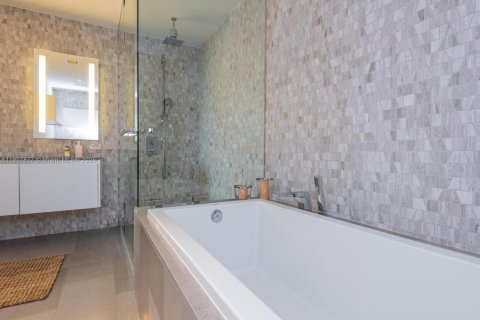Condominio en venta en Miami, Florida, 3 dormitorios, 154.22 m2 № 2012673 - foto 12