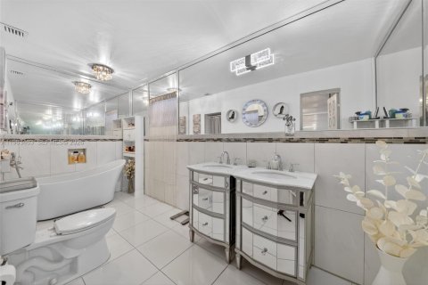 House in Miramar, Florida 3 bedrooms, 229.47 sq.m. № 2046575 - photo 13