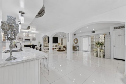 House in Miramar, Florida 3 bedrooms, 229.47 sq.m. № 2046575 - photo 7