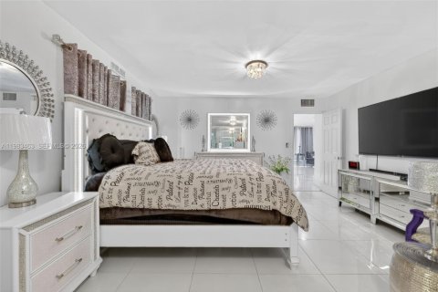 House in Miramar, Florida 3 bedrooms, 229.47 sq.m. № 2046575 - photo 12