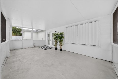 House in Miramar, Florida 3 bedrooms, 229.47 sq.m. № 2046575 - photo 16