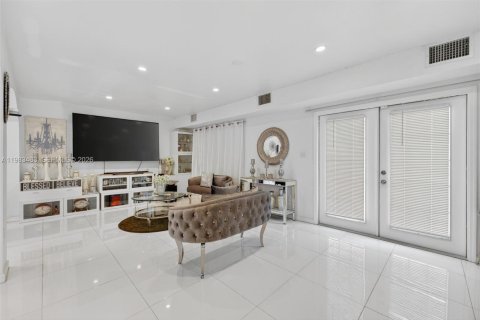 House in Miramar, Florida 3 bedrooms, 229.47 sq.m. № 2046575 - photo 9