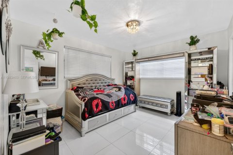 House in Miramar, Florida 3 bedrooms, 229.47 sq.m. № 2046575 - photo 10