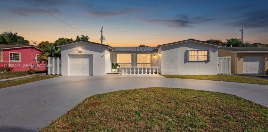 House in Miramar, Florida 3 bedrooms, 229.47 sq.m. № 2046575