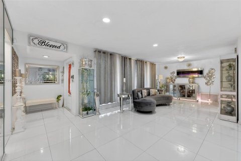 House in Miramar, Florida 3 bedrooms, 229.47 sq.m. № 2046575 - photo 4