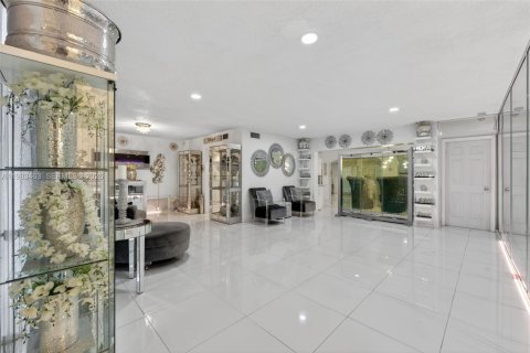 House in Miramar, Florida 3 bedrooms, 229.47 sq.m. № 2046575 - photo 3