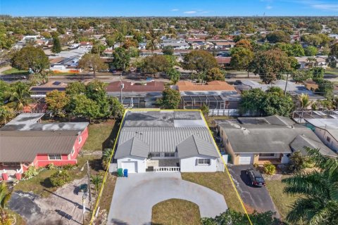 House in Miramar, Florida 3 bedrooms, 229.47 sq.m. № 2046575 - photo 19