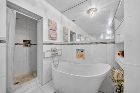 House in Miramar, Florida 3 bedrooms, 229.47 sq.m. № 2046575 - photo 14