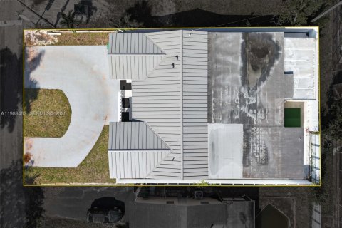 House in Miramar, Florida 3 bedrooms, 229.47 sq.m. № 2046575 - photo 20