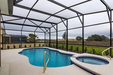 House in Davenport, Florida 5 bedrooms, 252.97 sq.m. № 2379436 - photo 2
